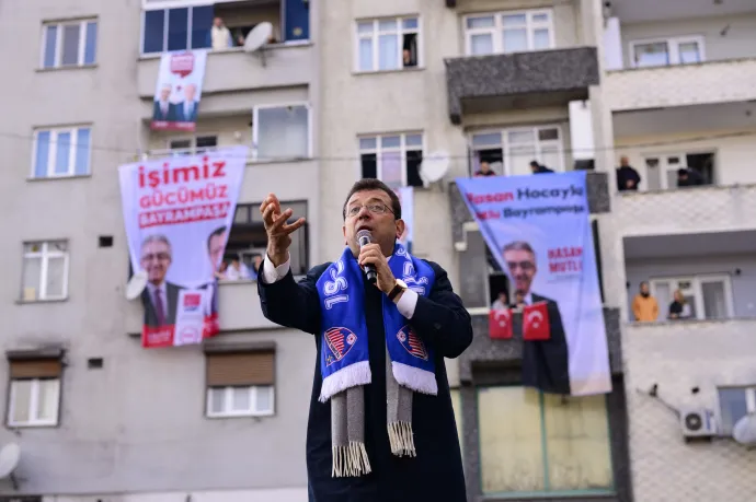 Экрем Имамоглу, кандидат в мэры от оппозиционной Народно-республиканской партии в Стамбуле, на предвыборном митинге 22 марта 2024 года – Фото: Ясин Акгул/AFP