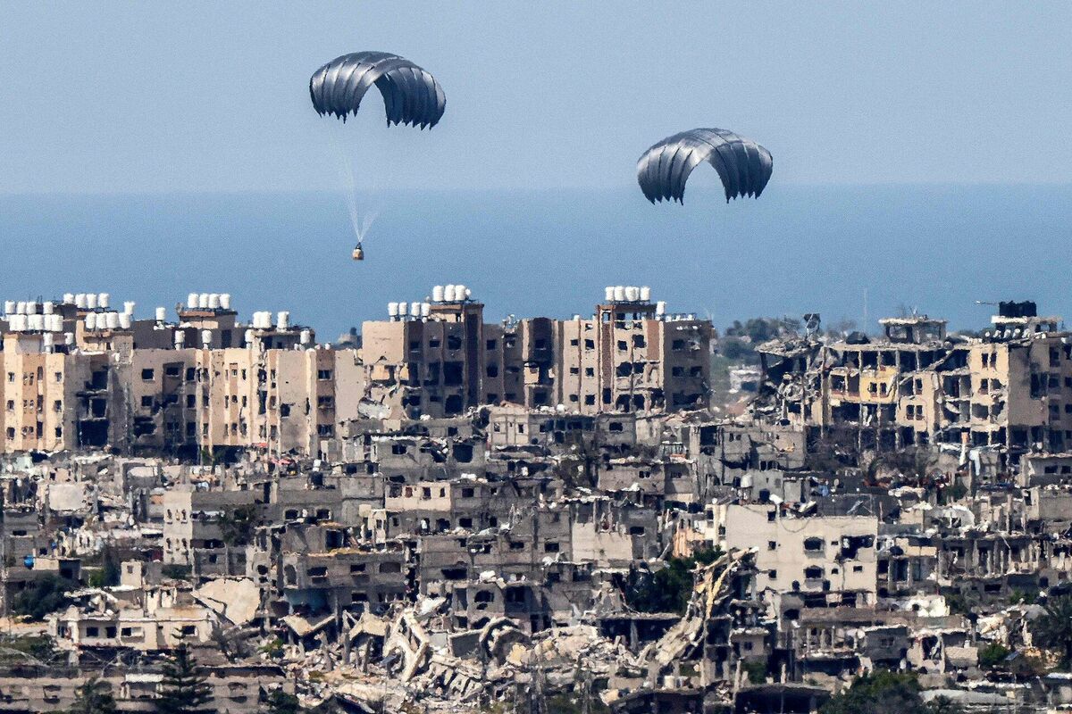 26 марта на осажденную палестинскую территорию были сброшены парашюты с гуманитарной помощью.  Фото: ДЖЕК ГУЕС / AFP