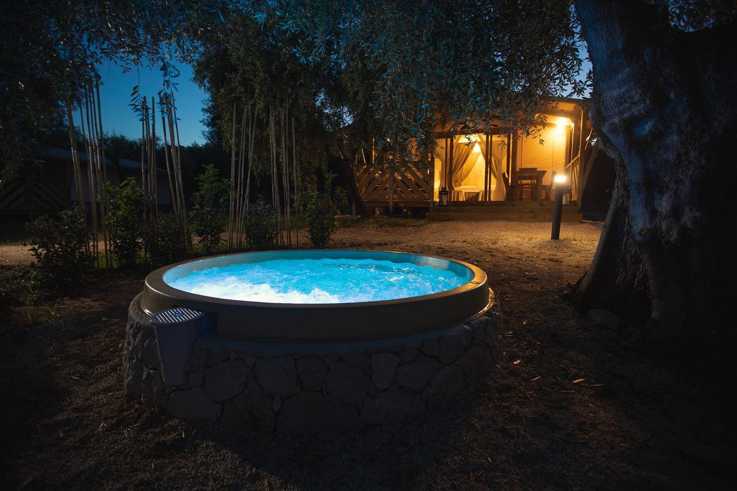 Самые красивые места для глэмпинга в Апулии, где можно отдохнуть среди оливковых деревьев (и поспать под звездами)