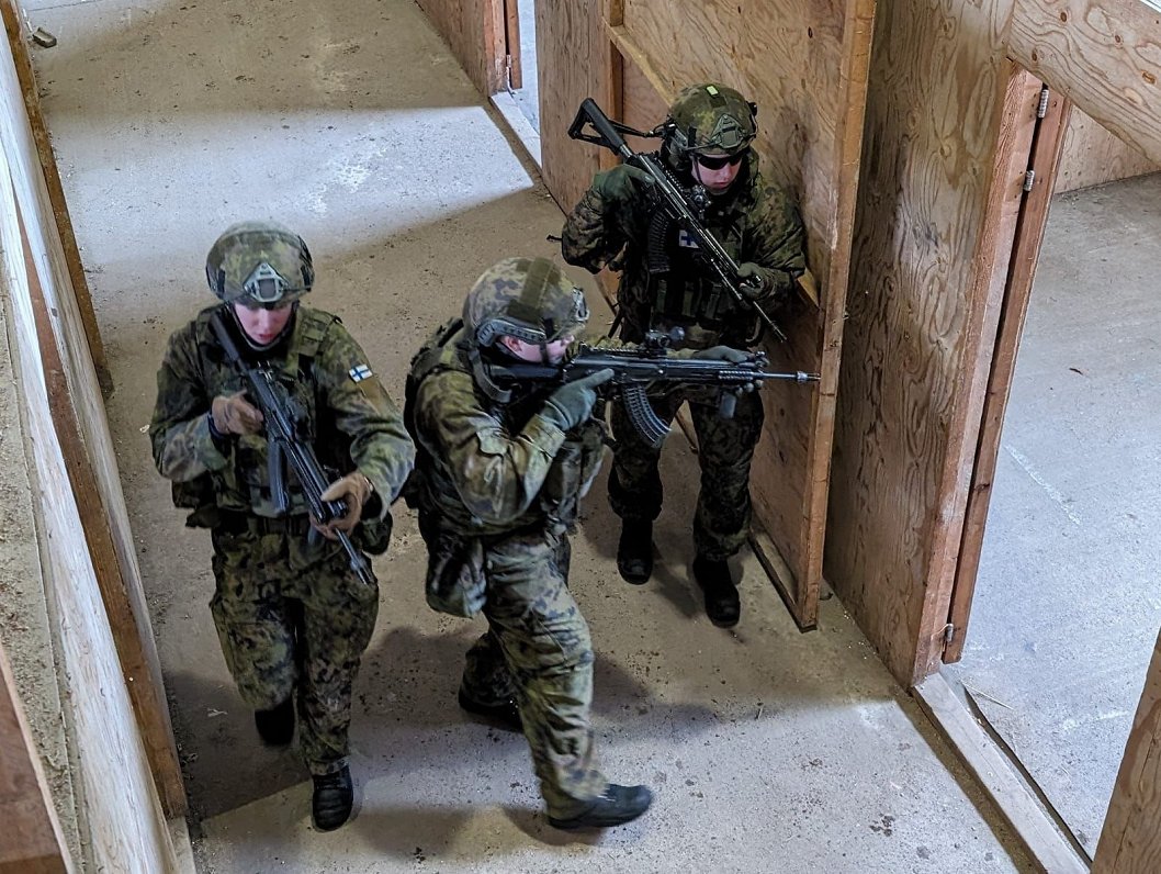 Финские военные призывники выполняют учения