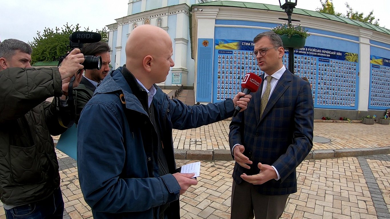Журналист Латвийского телевидения Гинтс Амолиньш и министр иностранных дел Украины Дмитрий Кулеба