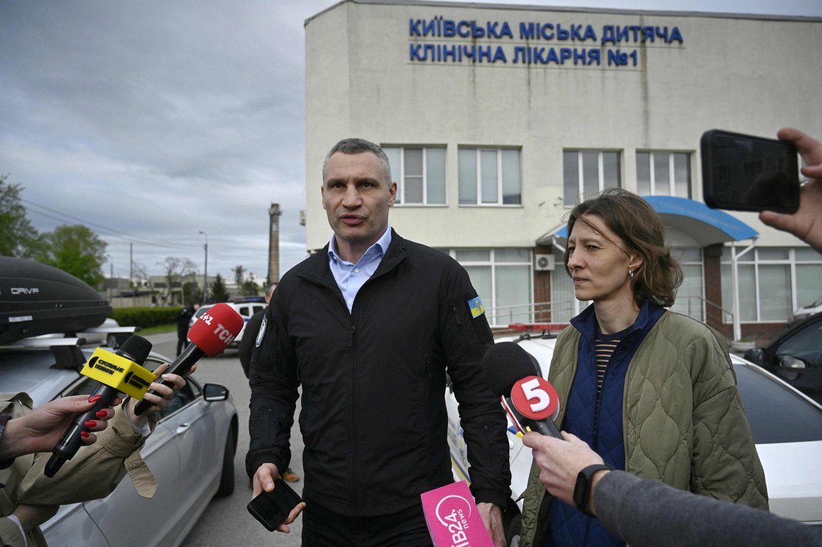 Мэр Киева Виталий Кличко беседует с журналистами во время эвакуации детской больницы
