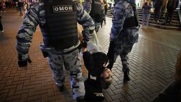 Полиция арестовывает демонстрантов, которые...